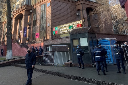 Новости: В Алматы оцепили ЖК: правила проживания в очаге заражения