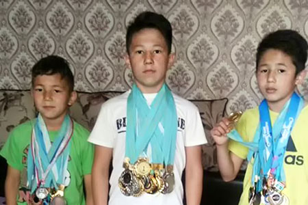 Новости: В Алматы ребёнок готов обменять свои 82 медали по тхэквондо на жильё