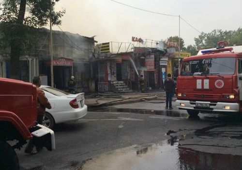 Новости: В Алматы горел Никольский рынок (фото)