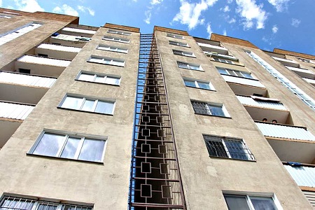 Новости: Жители накренившегося дома в Алматы покинули свои квартиры
