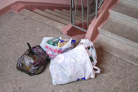 Новости: Жителей столицы наказывают за мусор, оставленный в подъезде