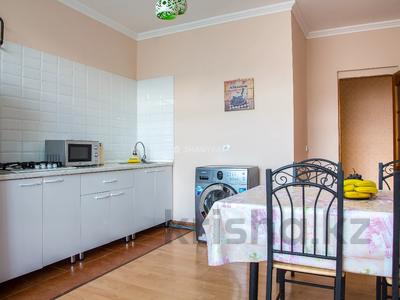 2-комнатная квартира, 62 м², 4/5 этаж посуточно, Сатпаева 5д за 12 000 〒 в Атырау