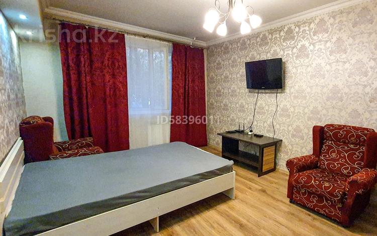 1-комнатная квартира, 35 м², 1 этаж посуточно, Жандарбекова 220 за 13 000 〒 в Алматы, Бостандыкский р-н