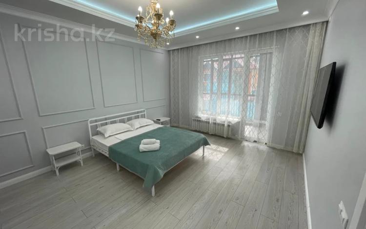 1-комнатная квартира, 40 м², 2/10 этаж посуточно, Розыбакиева 181А за 22 000 〒 в Алматы