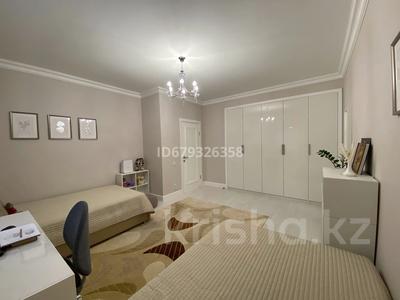 5-комнатная квартира, 157 м², Мкр.Ак Шагала, д.7 блок6 кв.5 за 110 млн 〒 в Атырау