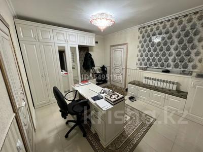 7-комнатный дом, 260 м², 5 сот., Снайперская 104 — Рыскулова за 51.6 млн 〒 в Актобе