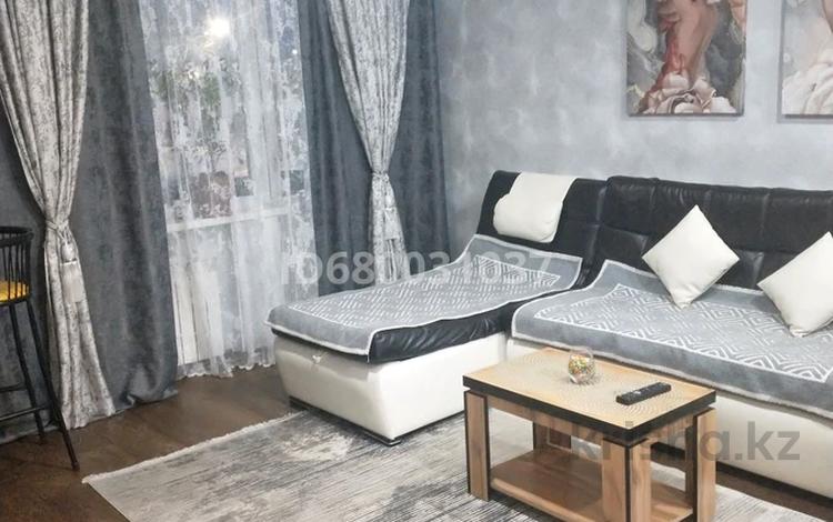 1-комнатная квартира, 33 м², 3/4 этаж по часам, Торайгырова 109 за 2 000 〒 в Павлодаре