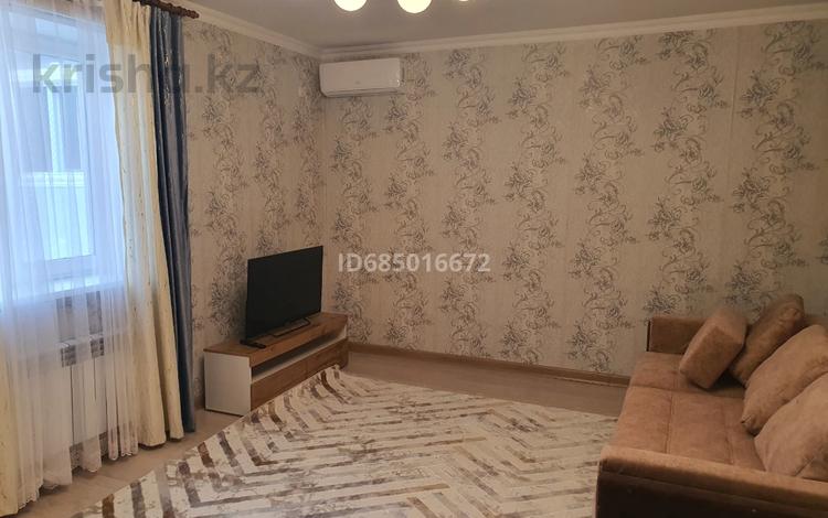 3-комнатная квартира, 96 м², 4/4 этаж помесячно, Каспий 73а за 250 000 〒 в Атырау