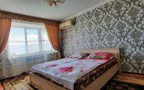 2-комнатная квартира, 53 м² посуточно, улица Мусы Баймуханова 39а за 7 000 〒 в Атырау, мкр Привокзальный-3А