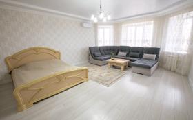 1-комнатная квартира, 64 м² посуточно, проспект Алии Молдагуловой за 12 000 〒 в Актобе