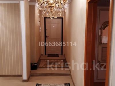 4-комнатная квартира, 88 м², 6/9 этаж на длительный срок, Беркимбаева 93 — Ауезова за 280 000 〒 в Экибастузе