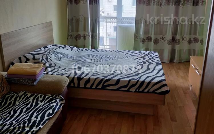 1-комнатная квартира, 35 м², 4 этаж посуточно, Кабанбай Батыра 120 за 6 000 〒 в Усть-Каменогорске