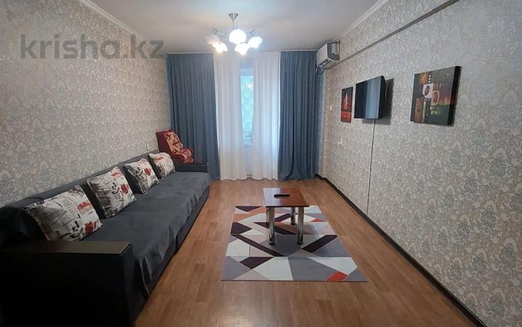 2-комнатная квартира, 50 м², 2/5 этаж посуточно, Атамбаева 19 — Азаттык за 13 000 〒 в Атырау