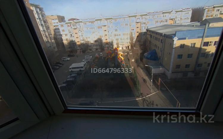 3-комнатная квартира, 87 м², 6/9 этаж на длительный срок, проспект Каныша Сатпаева 2б за 250 000 〒 в Атырау