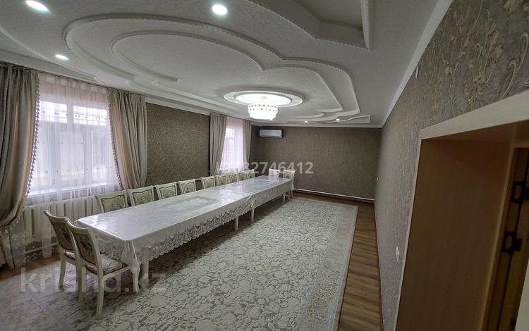 8-комнатный дом, 300 м², 10 сот., Коммунизм Жабағалы 1 — Шойынбет би за 80 млн 〒 в Туркестане