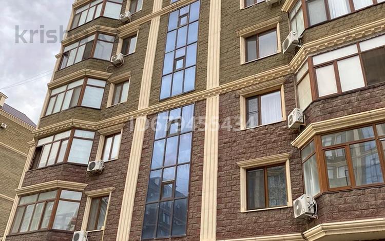 2-комнатная квартира, 78 м², 4/9 этаж помесячно, Валиханова за 270 000 〒 в Атырау
