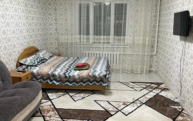 2-комнатная квартира, 65 м², 1/5 этаж посуточно, Каратал мкр 44 б за 10 000 〒 в Талдыкоргане