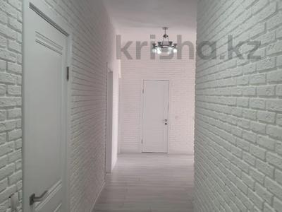 3-комнатная квартира, 80 м², 15/22 этаж, проспект Шахтёров за 41 млн 〒 в Караганде, Казыбек би р-н
