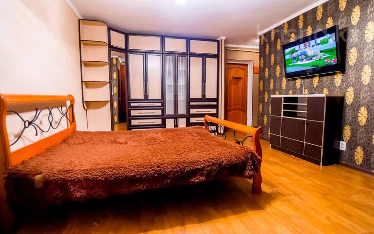1-комнатная квартира, 40 м², 2/5 этаж по часам, Бухар-Жырау 75 за 1 000 〒 в Караганде, Казыбек би р-н